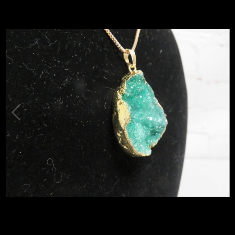 New Green Dyed Natural Crystal Pendant Necklace - Picture 2 of 4